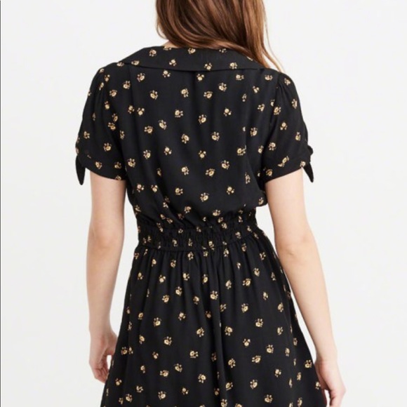 A&F tie sleeve, wrap-around floral dress - Picture 3 of 4